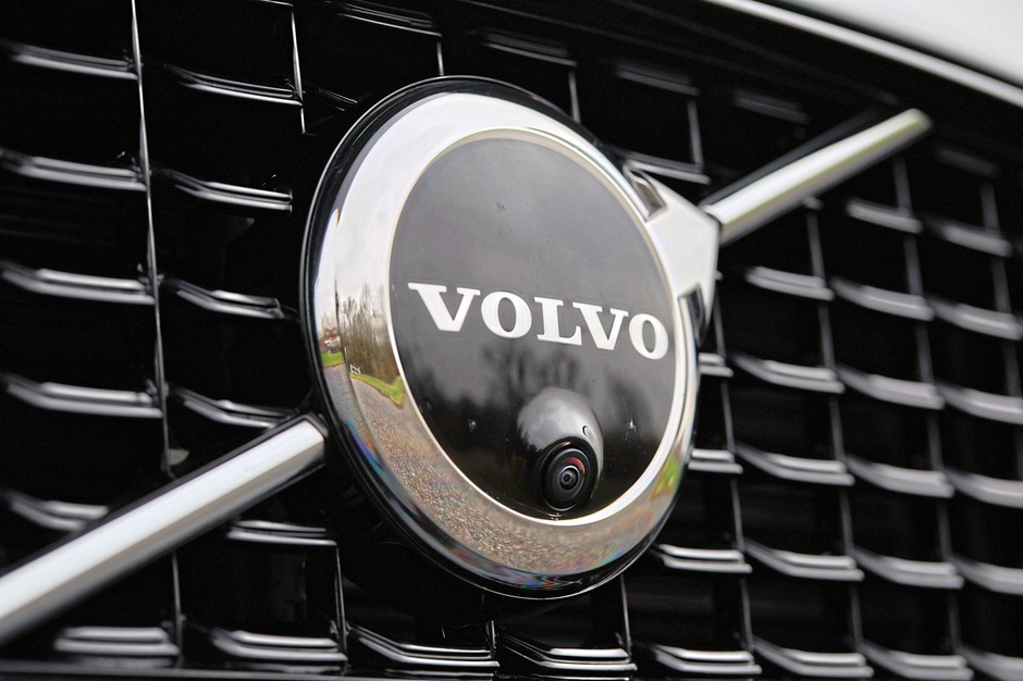Mercedes E 400 e kontra Volvo S90 T8