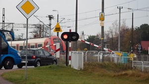 Dróżniczka, która nie zamknęła rogatek, odpowie przed sądem