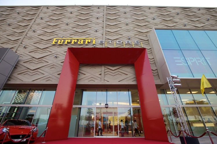 Największy salon firmowy Ferrari na świecie został otwarty w Dubaju