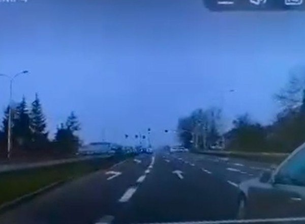 Krewki 70-latek spychał inne auto z drogi. Chciał dać nauczkę - sam ją dostał [WIDEO]