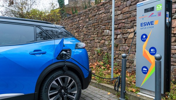 Zasięg auta elektrycznego znacznie niższy niż obiecuje producent to wada istotna pojazdu. Niezadowolony nabywca wywalczył przed niemieckim sądem prawo do zwrotu trzyletniego auta. 