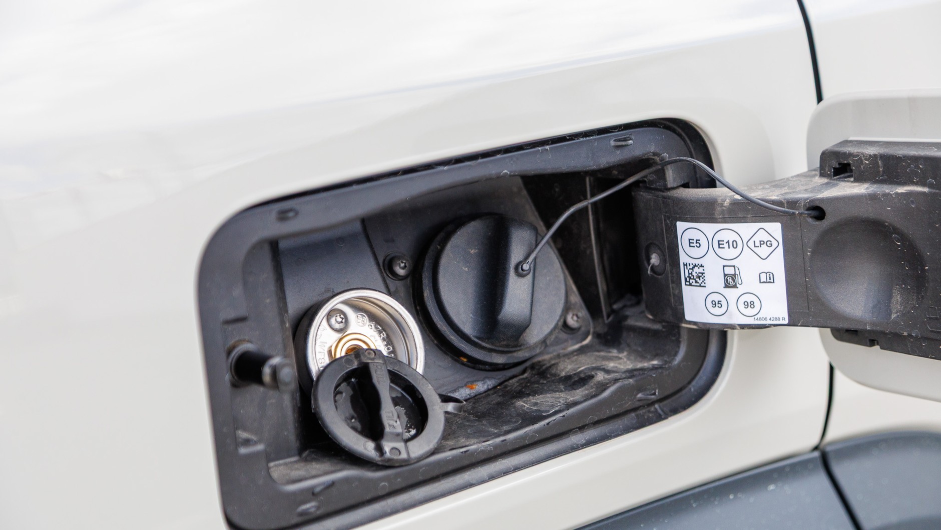 Dyskretnie ukryty zawór gazu w Dacii Duster z LPG