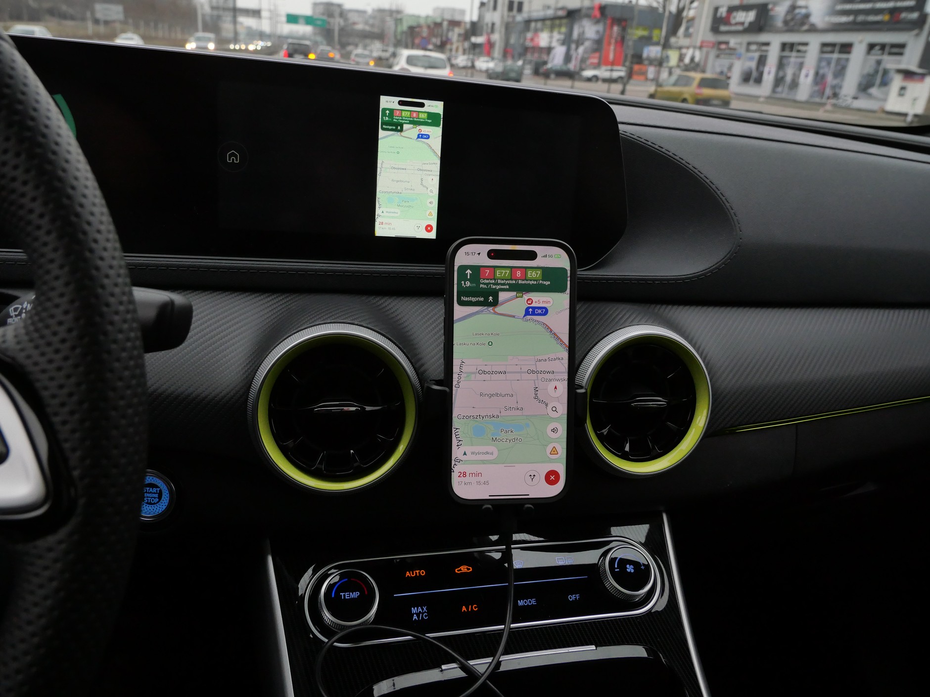 Zawsze jakaś opcja skomunikowania telefonu z autem jest, ale nie zawsze jest ona sensowna