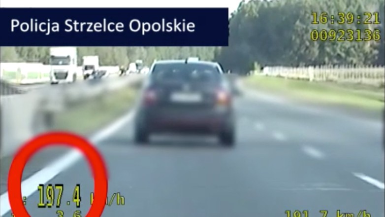 Jechał za szybko, a do tego nie miał zapiętych pasów bezpieczeństwa i ignorował obowiązek jazdy przy prawej krawędzi jezdni