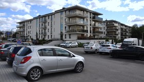 Parking przez 20 lat był darmowy. Teraz krakowski TBS chce 90 zł miesięcznie za parkowanie (zdj. poglądowe)