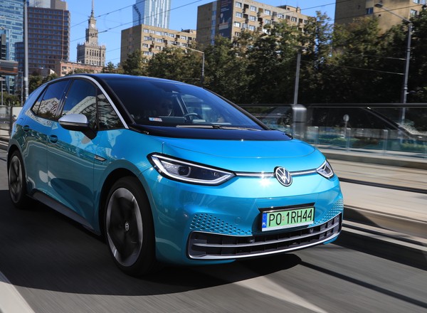 W Polsce można już kupić 101 modeli aut elektrycznych i hybryd plug-in
