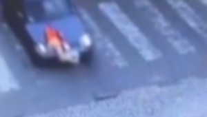 Potrącił 10-latka na pasach i wiózł go na masce auta. Policja pokazuje nagranie