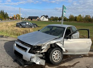 Siła uderzenia była tak duża, że kierowca wypadł z auta. 50-latek zginął na skrzyżowaniu