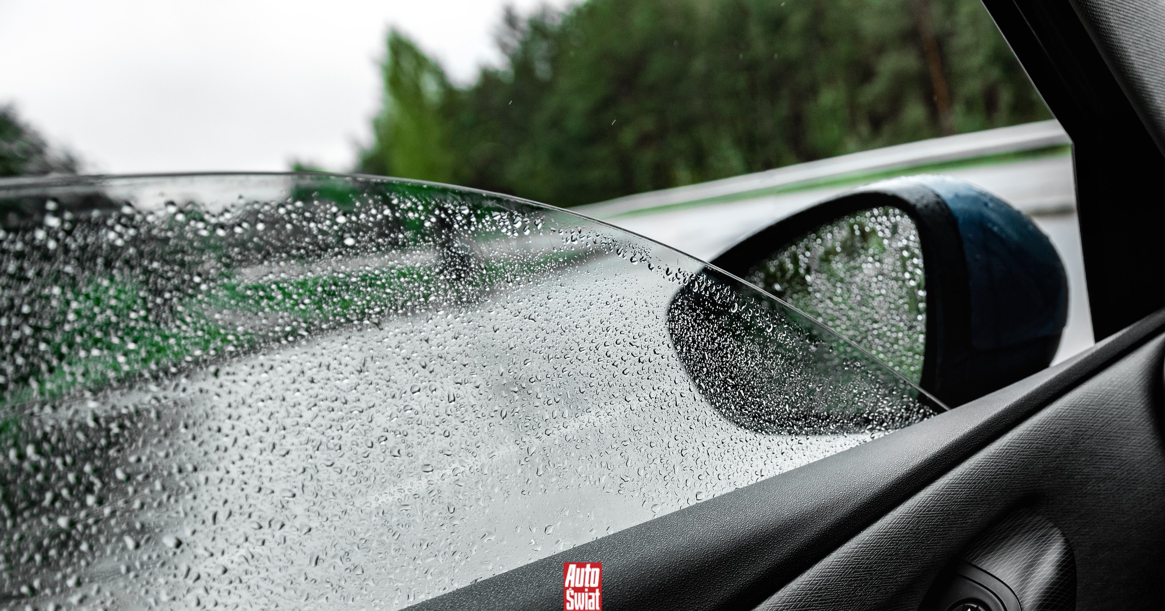 Mało znana sztuczka. Tak zamkniesz okno bez włączania silnika