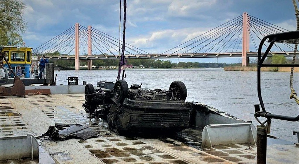 Policjanci wyłowili wrak samochodu skradzionego w 2011 r.