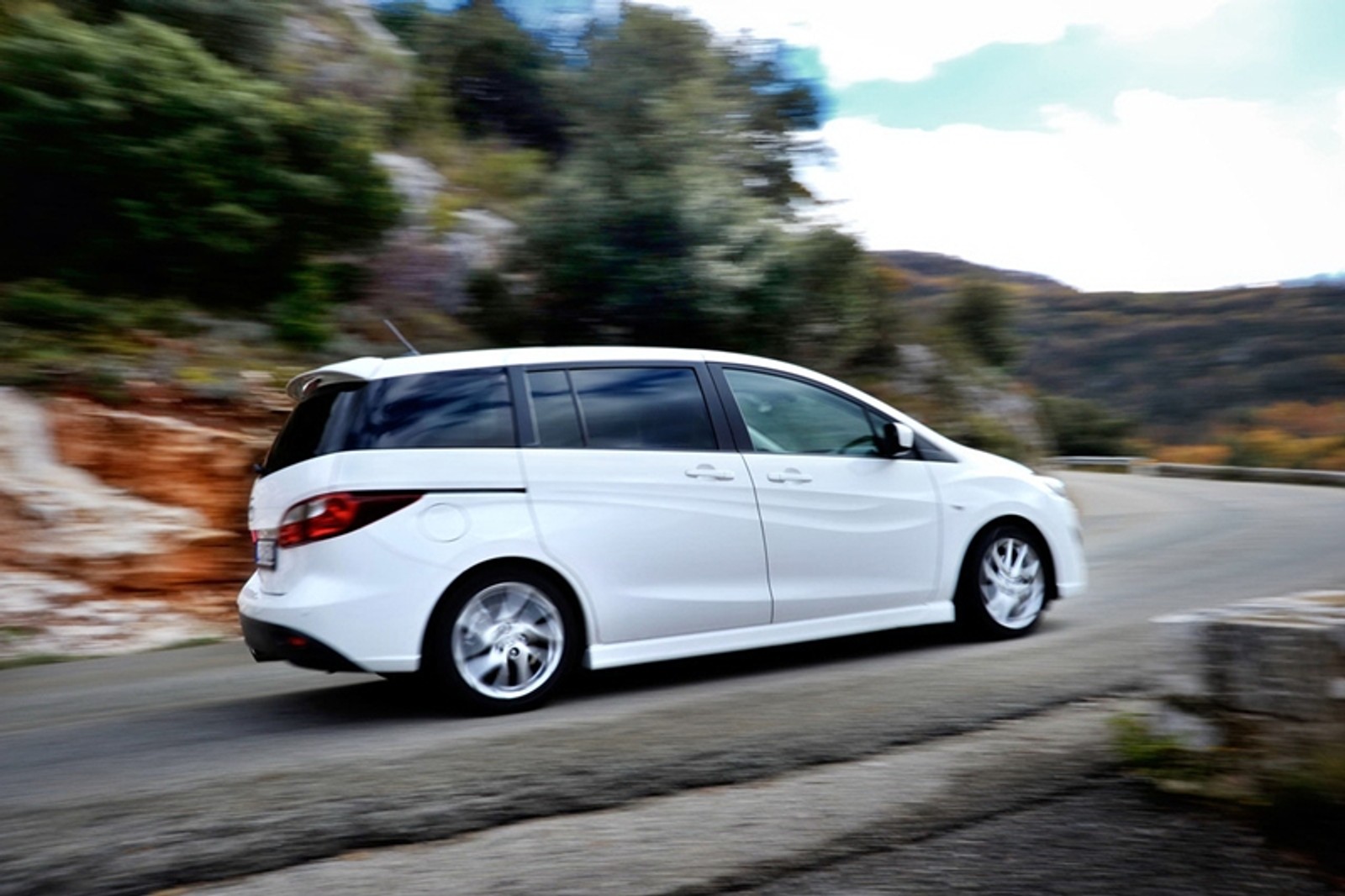 Mazda 5 – biała, lekka, oszczędna