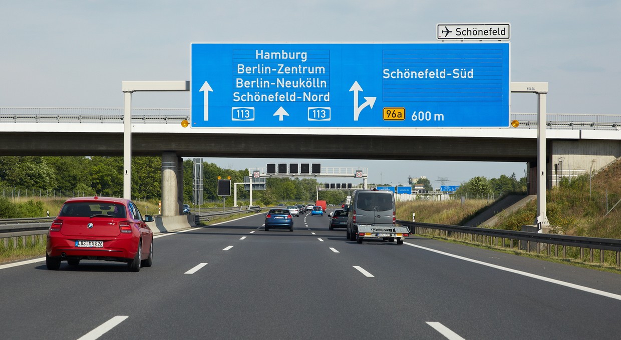 Niemiecka autostrada A3 po rozbudowie. Ma sześć pasów ruchu i jest cichsza