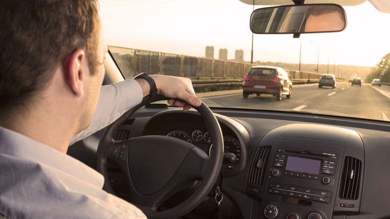 Kierowca w samochodze