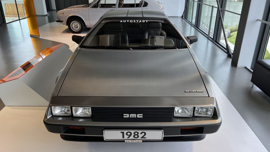 DeLorean DMC-12