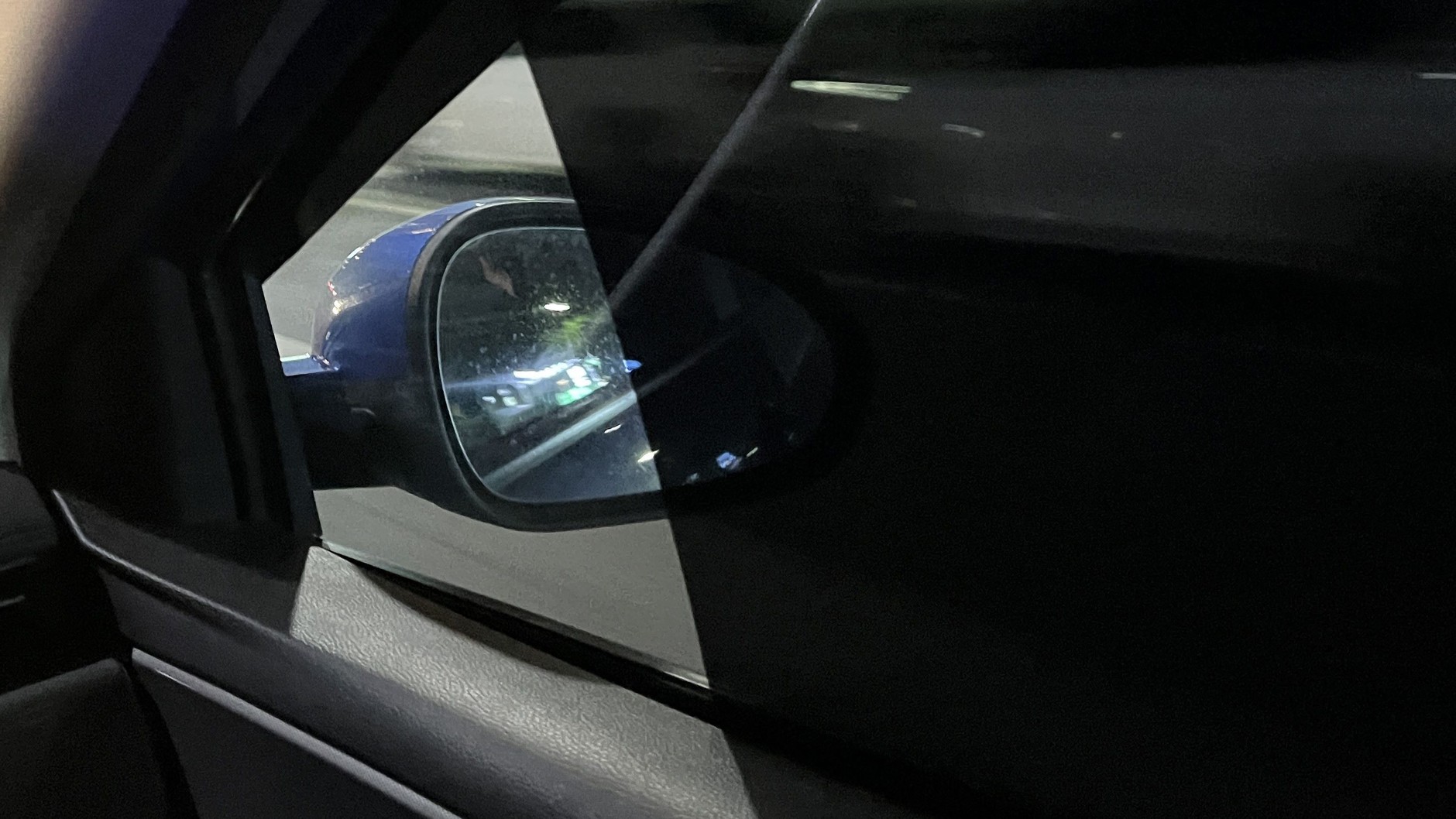 W Chinach dość powszechne jest zaklejanie ciemną folią przednich bocznych szyb z wycinkiem na lusterko