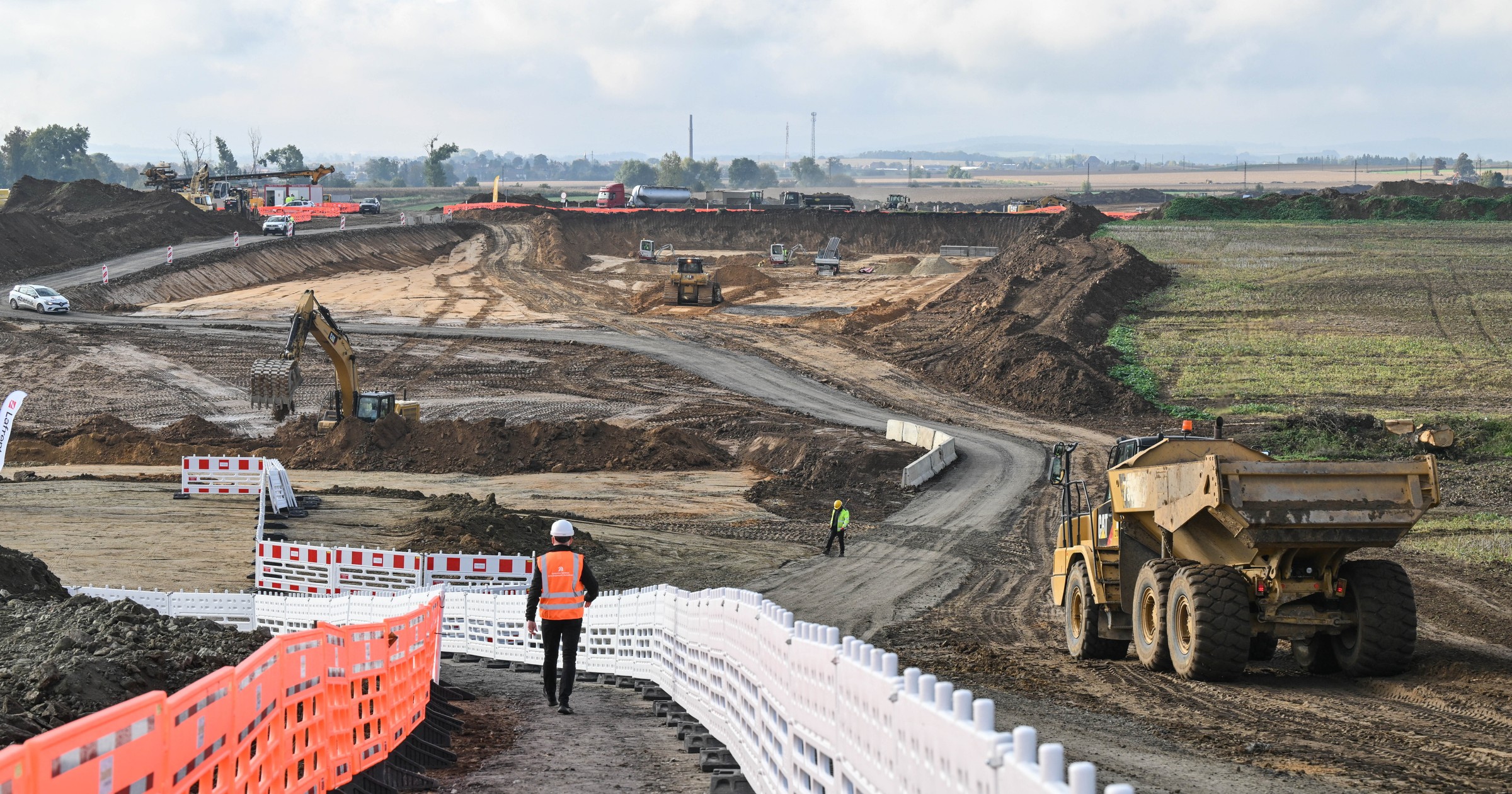 Trzebnik, 13.10.2025. Plac budowy odcinka drogi ekspresowej S8 Jordanów Śląski - Łagiewniki Zachód w Trzebniku