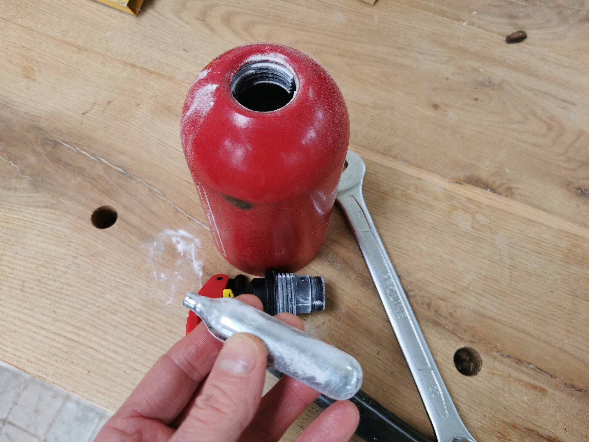 Gaśnica proszkowa z nabojem