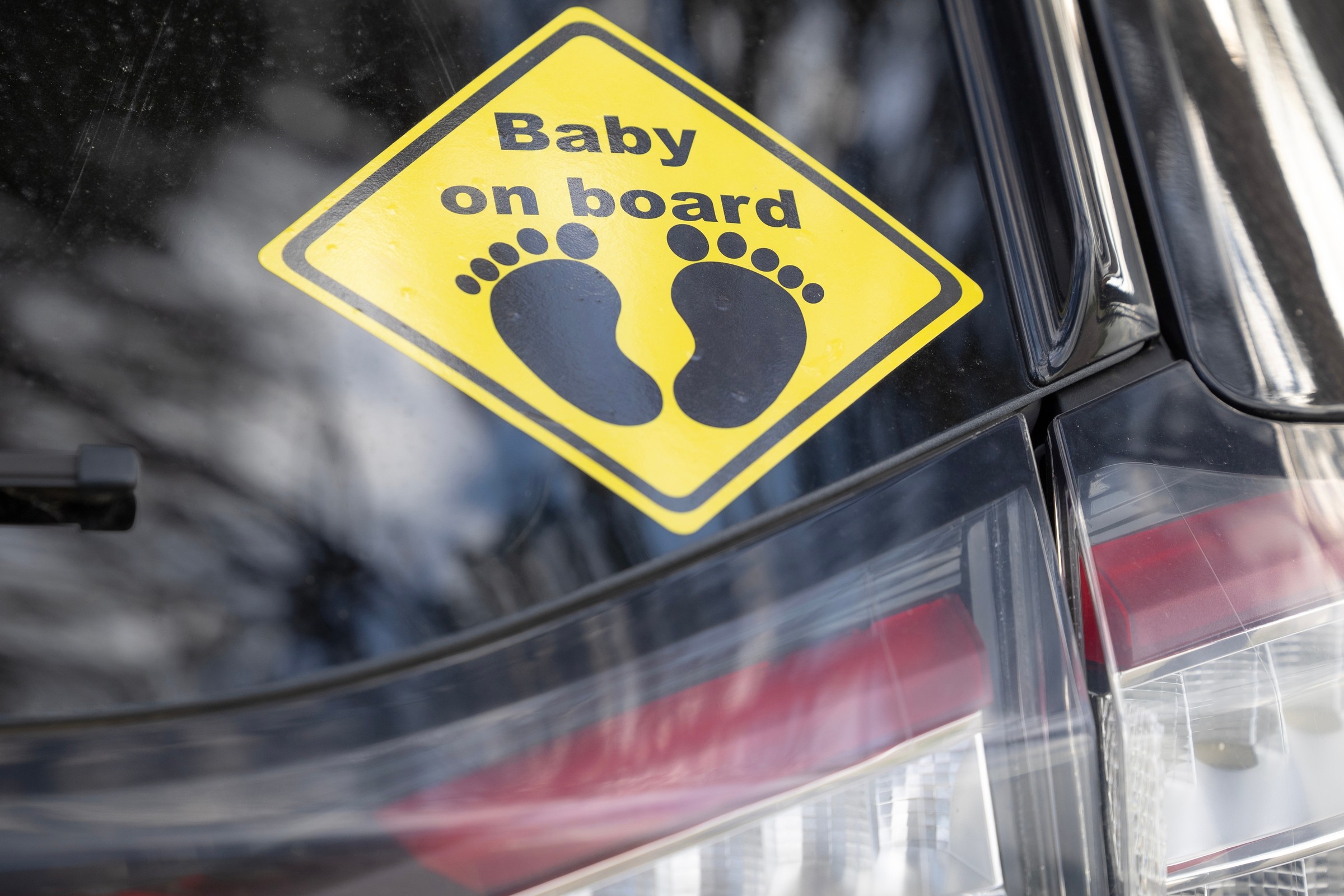 Po co naklejka Baby on Board na samochodzie? Prawdziwy cel jest inny niż myślisz