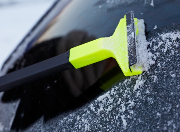 Nigdy tego nie rób. Ta kusząca metoda na odmrożenie szyb to przepis na naprawę