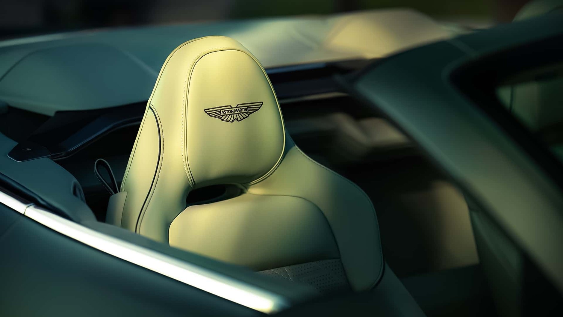 Aston Martin Vanquish Volante 2025