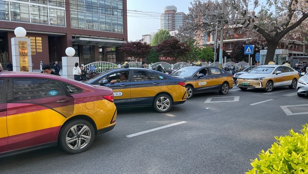 Chińskie taksówki Beijing EU5 (BAIC) przed szpitalem w Pekinie