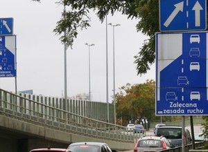 Tego nigdy nie rób przy zmianie pasa ruchu. Mandat to nawet 1000 zł