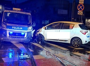 Kierowca pod wpływem narkotyków uderzył w radiowóz. Mężczyzna nie miał prawa jazdy