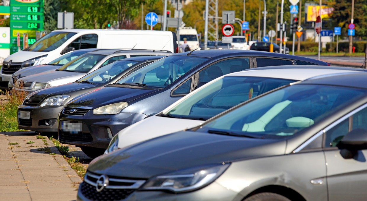 Polacy skarżą się na strefy płatnego parkowania. RPO proponuje zmianę prawa