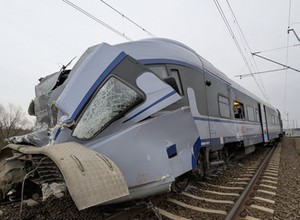 Poważny wypadek pod Warszawą. Pociąg uderzył w ciężarówkę i się wykoleił