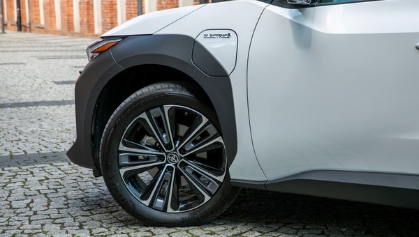 Nowy SUV Toyoty w cenie Corolli kombi, a przestronny jak Highlander. O co tu chodzi?