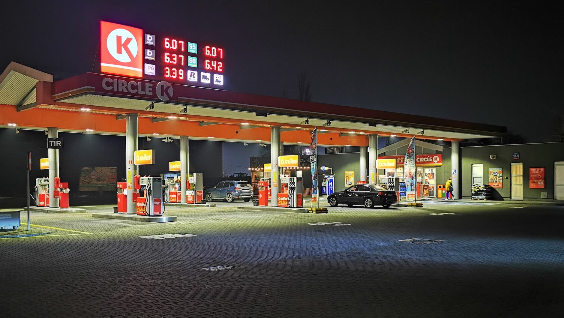 Ceny na stacji benzynowej w Warszawie, 17 listopada 2021