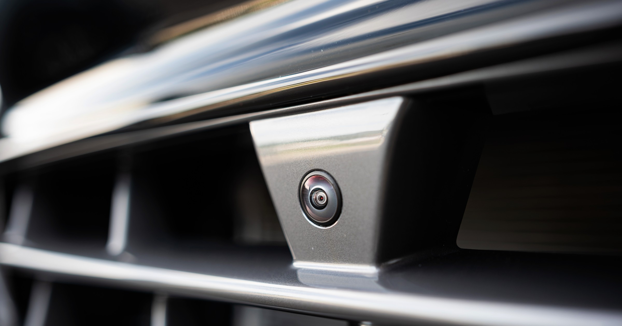 Typowa kamera przednia samochodu: zasadniczo służy do pomocy przy parkowaniu, ale potrafi też stale monitorować otoczenie