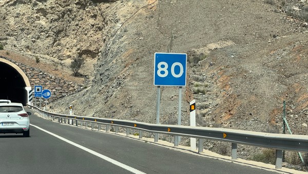 Kwadratowy znak z liczbą to jasna wskazówka. W Polsce takich znaków nie ma, ale na zachodzie to popularne oznakowanie