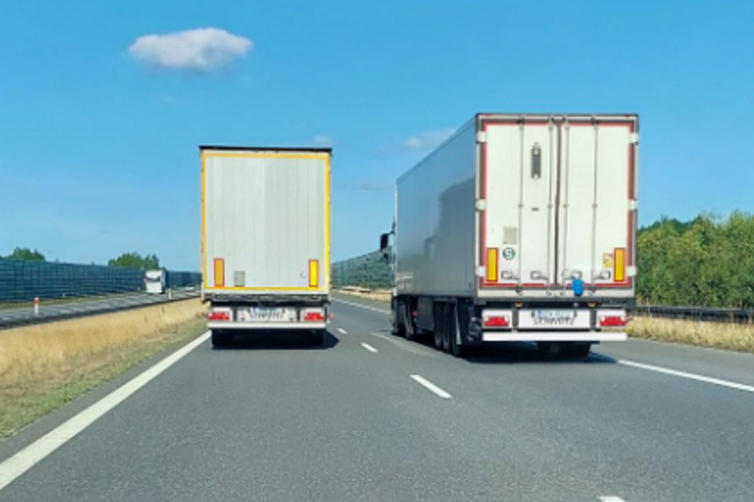 Policjanci mówią wprost, jak działa zakaz wyprzedzania przez ciężarówki na autostradzie