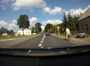 Czy można najechać na ciągłą linię podczas wyprzedzania rowerzysty?