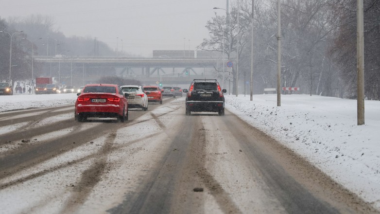 26114389 - WARSZAWA POGODA GOŁOLEDŹ OPADY ŚNIEGU (trudne warunki drogowe w Warszawie)