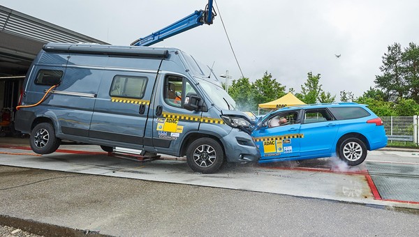 Crash test kapera z autem osobowym