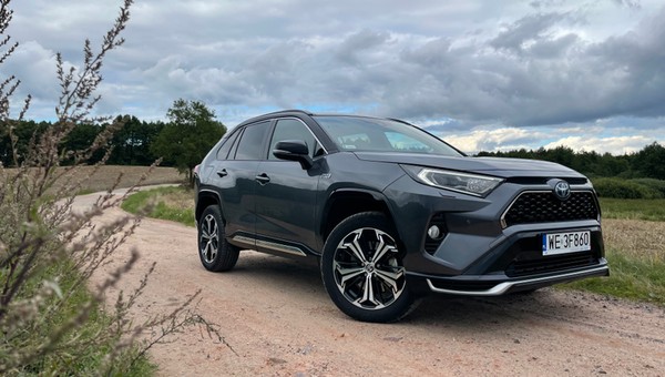 Toyota RAV4 Plug-In – rodzinna ekorakieta, w której zapomnisz o "elektrykach"