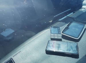 Nie zostawiaj telefonu w aucie podczas upału!