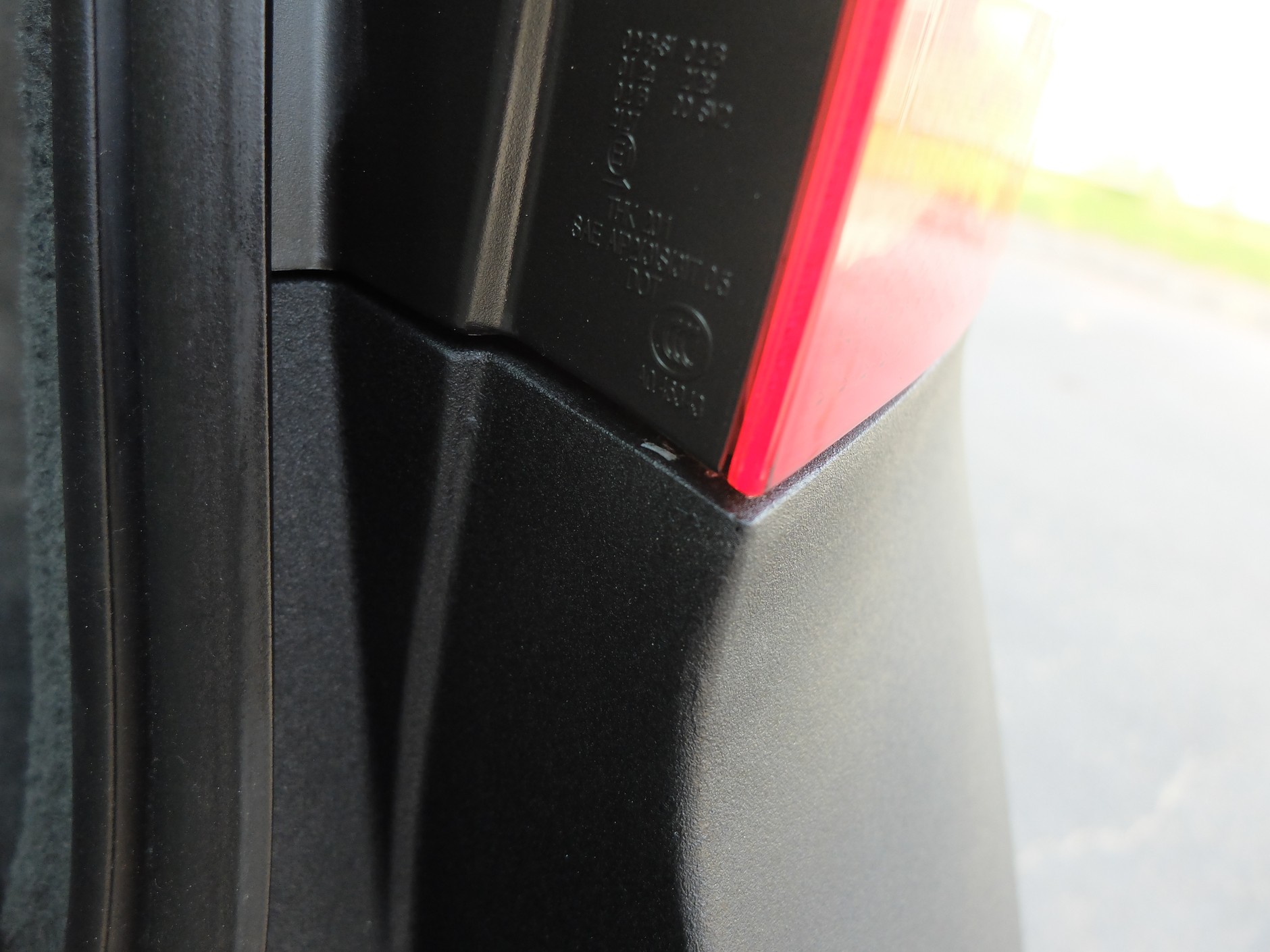 W miejscu pęknięcia nie ma śladu po naprawie