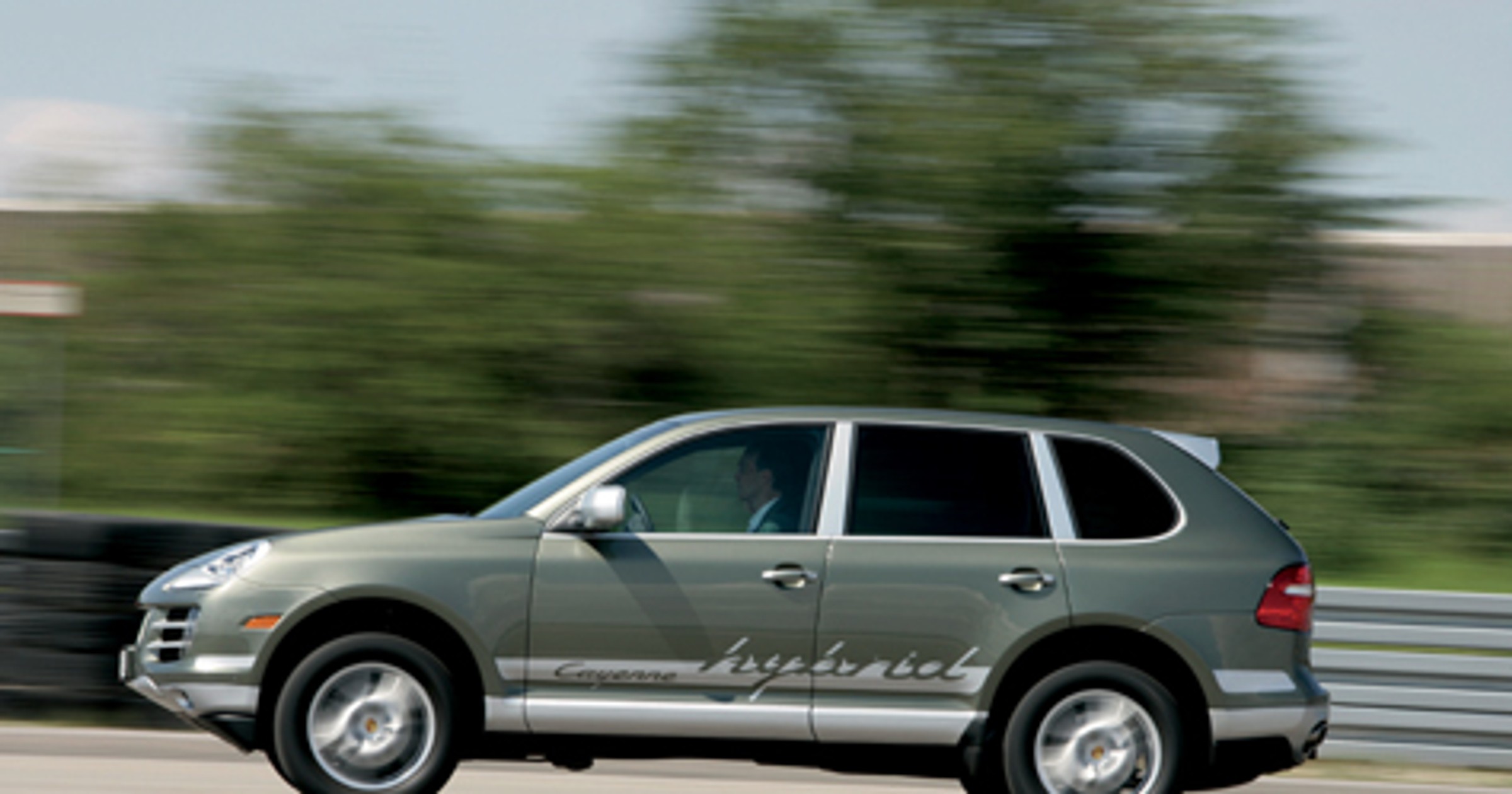 Jak działają systemy hybrydowe w autach 4x4