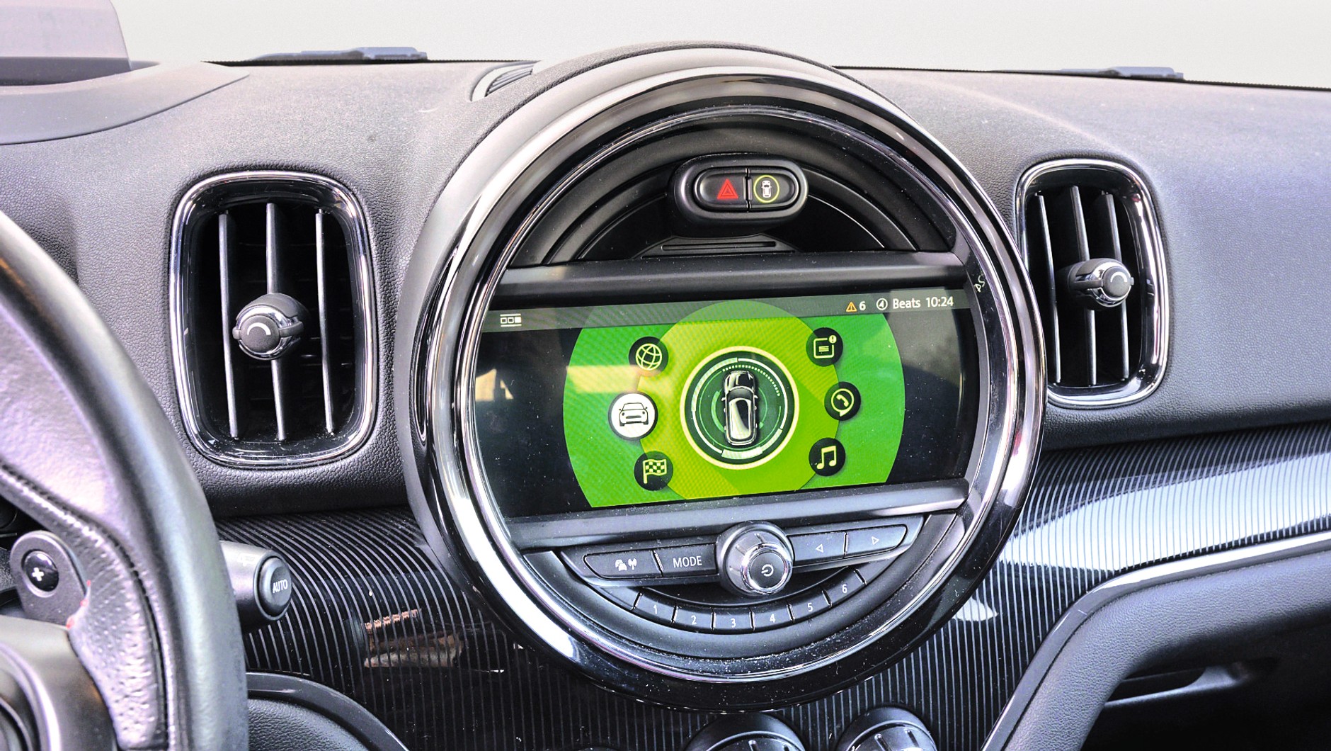 Mini Countryman: wielki okrągły ekran inspirowany designem zegarów klasycznego Mini sprzed lat.