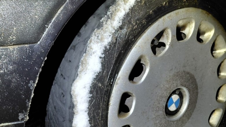 Kierowca BMW dostał mandat za opony