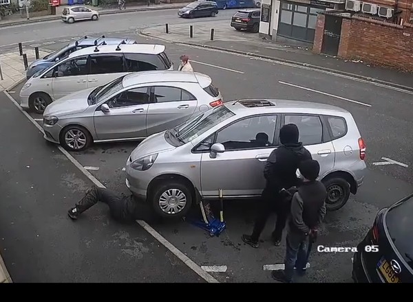 Kradzież katalizatora w biały dzień, w półtorej minuty! [WIDEO]