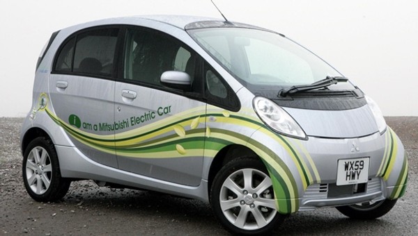 Jak Schwarzenegger zmieścił się w Mitsubishi i-MIEV? 