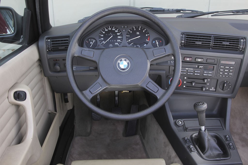 Duża kierownica i skierowana w stronę kierowcy konsola to elementy charakterystyczne dla BMW serii 3. Z dzisiejszego punktu widzenia suwaki od nawiewów są przestarzałe, a skaj na drzwiach dziwi. Oryginalne radia BMW lubią się psuć.