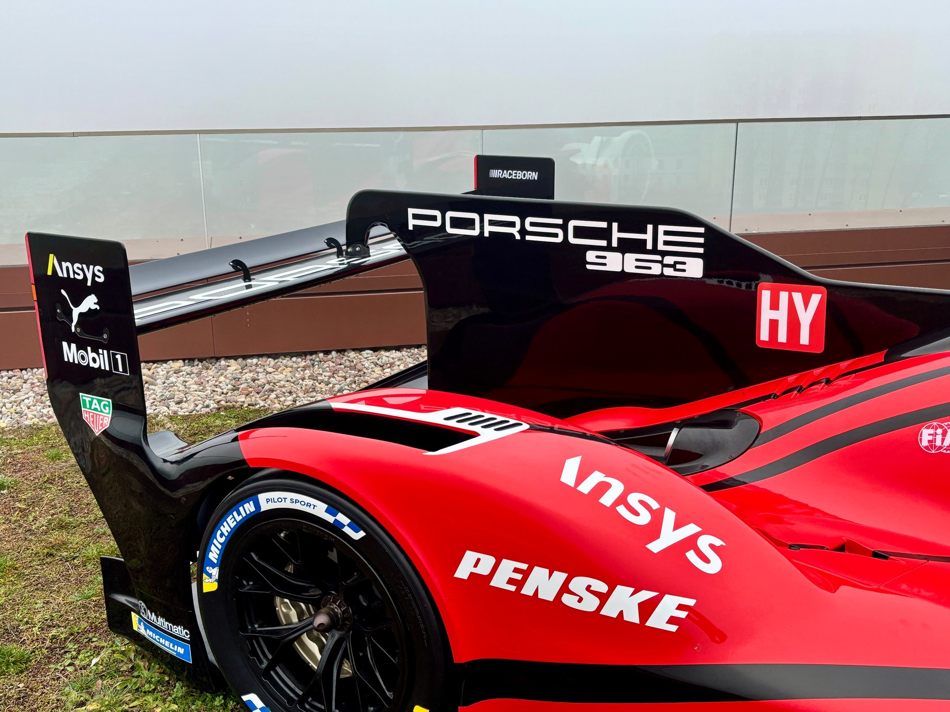 Porsche 963 na dachu biurowca w Warszawie