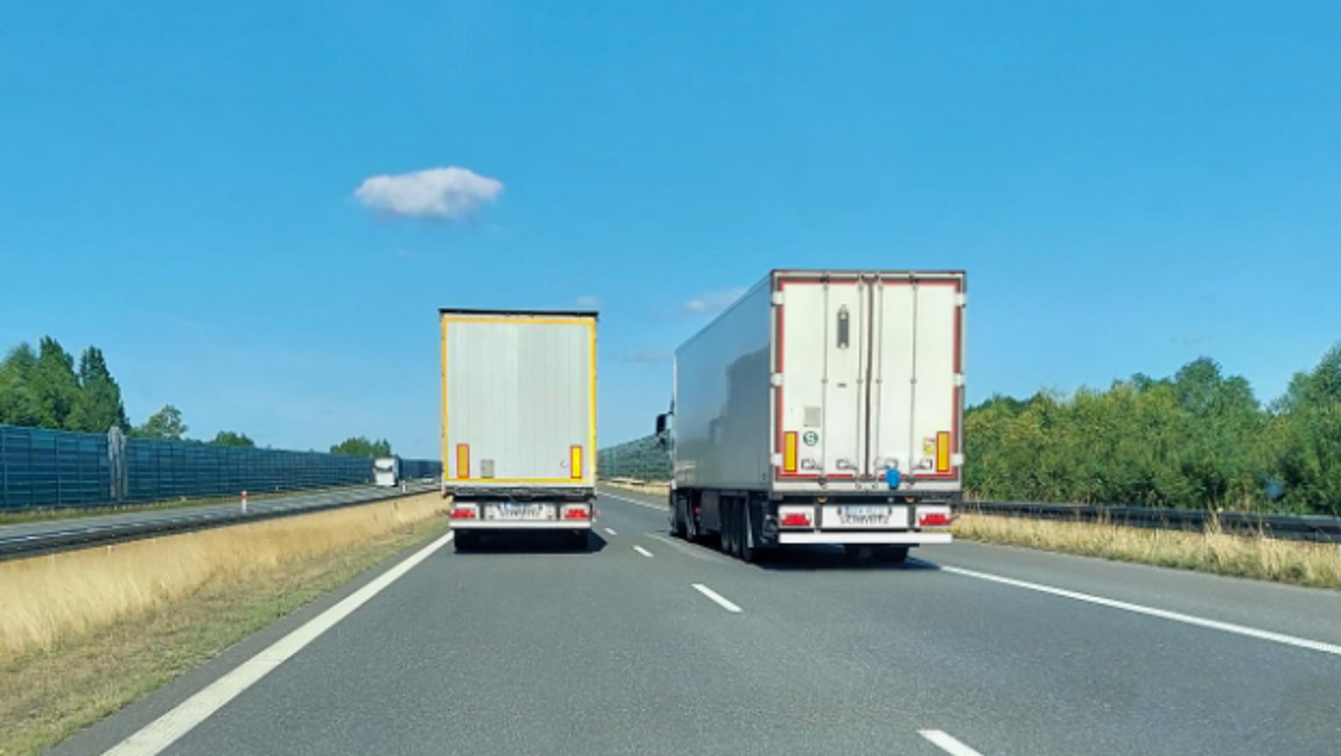Wyprzedzanie tirów na autostradzie