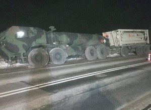 Pojazd amerykańskiej armii wjechał do rowu. Polskie drogi zbyt wąskie?