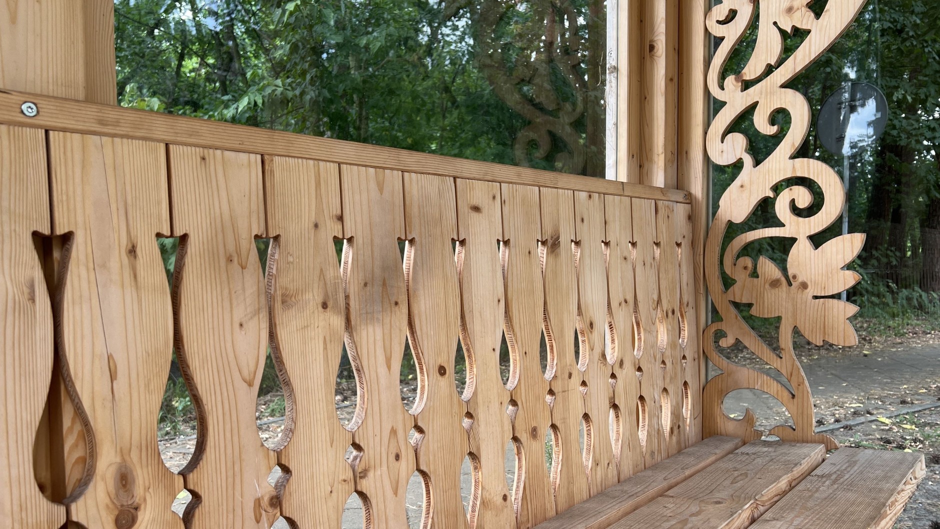 Przystanek autobusowy w Otwocku w stylu świdermajer (województwo mazowieckie)